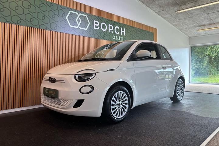 Hvid Fiat 500e fra 2021 set udefra