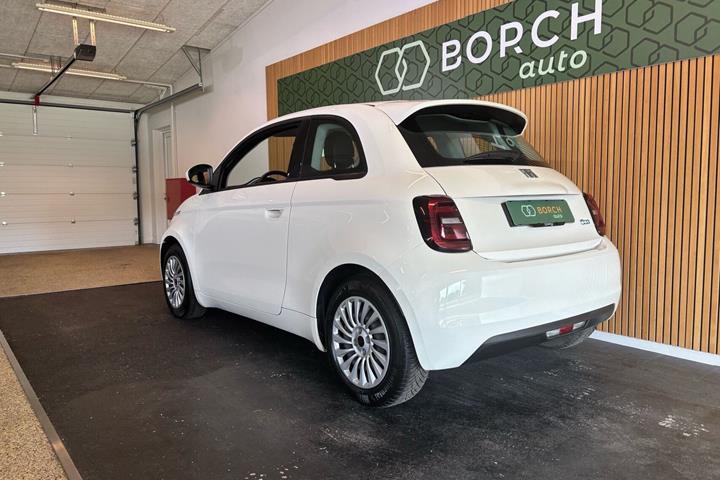 Hvid Fiat 500e fra 2021