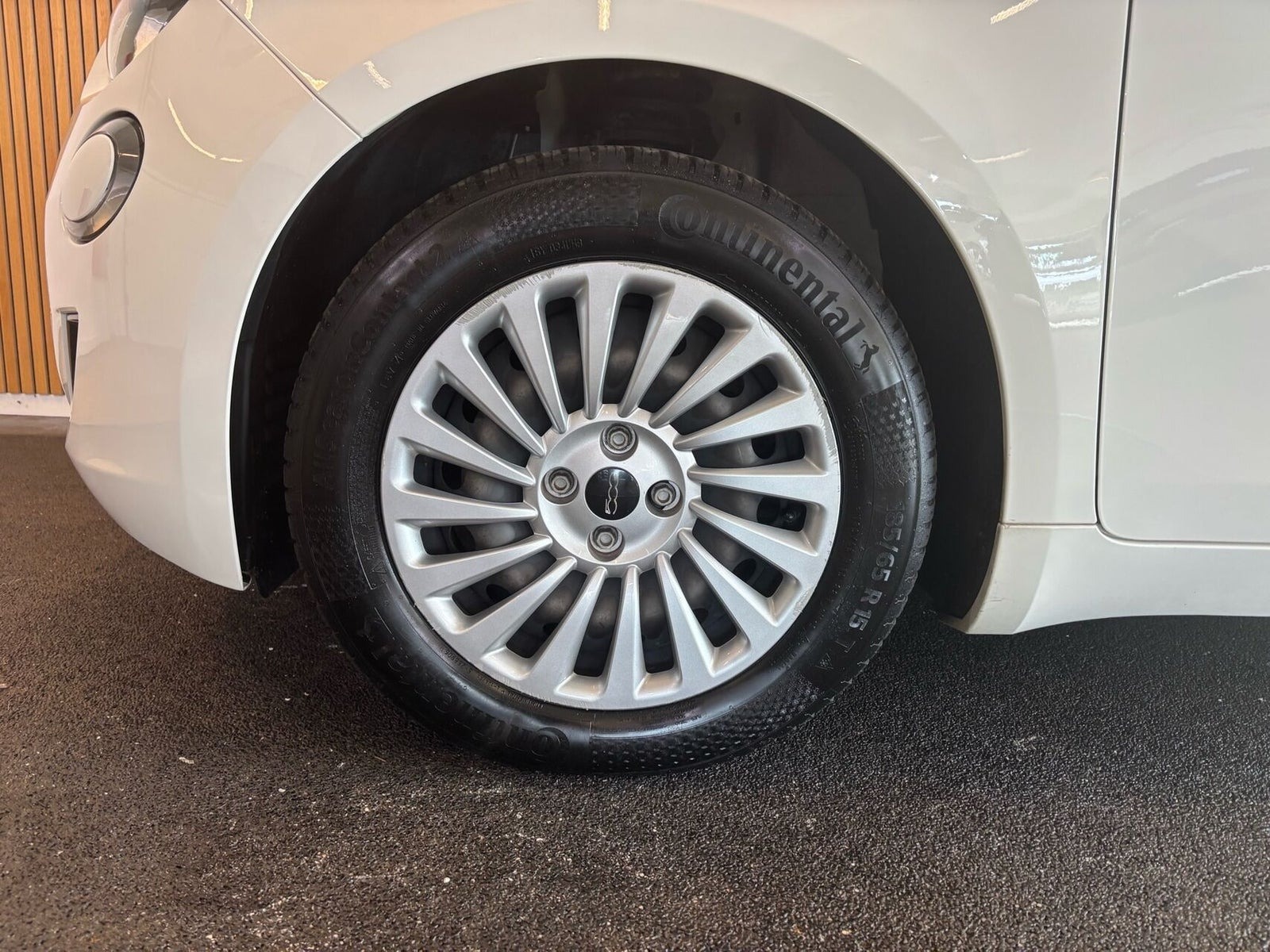 Hvid Fiat 500e fra 2021