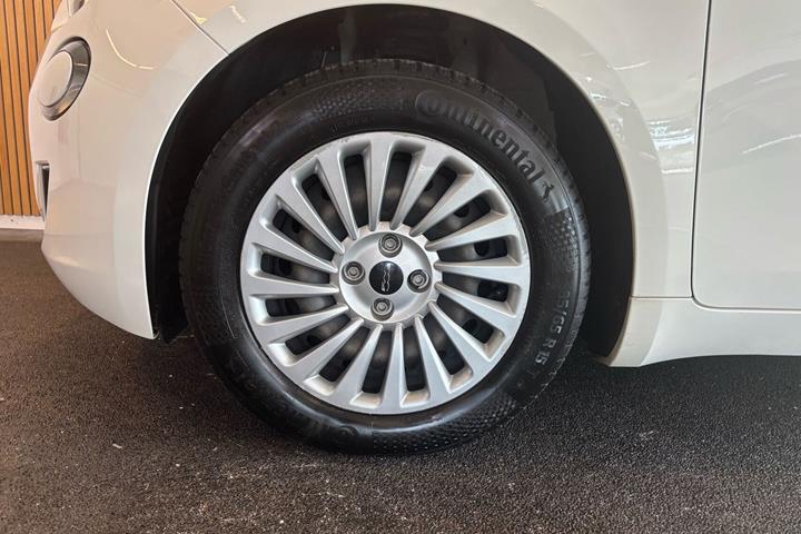 Hvid Fiat 500e fra 2021