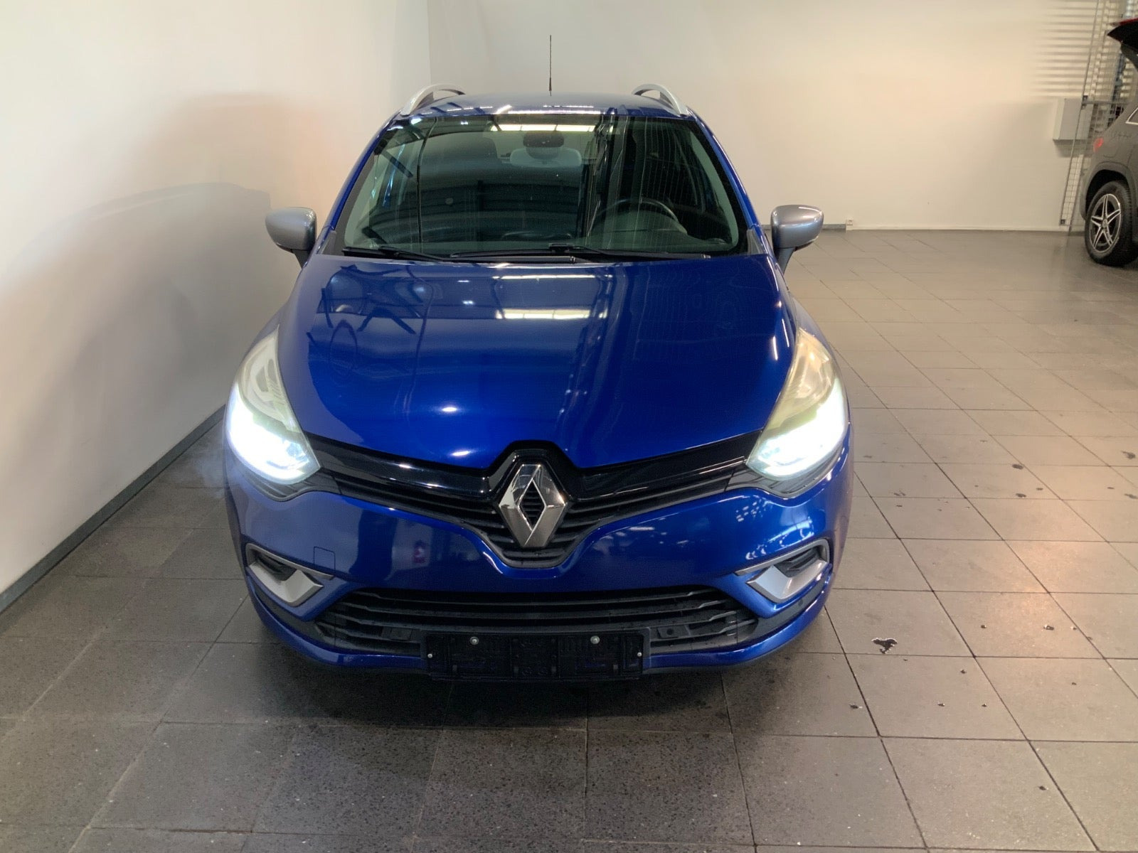Blå Renault Clio IV fra 2016
