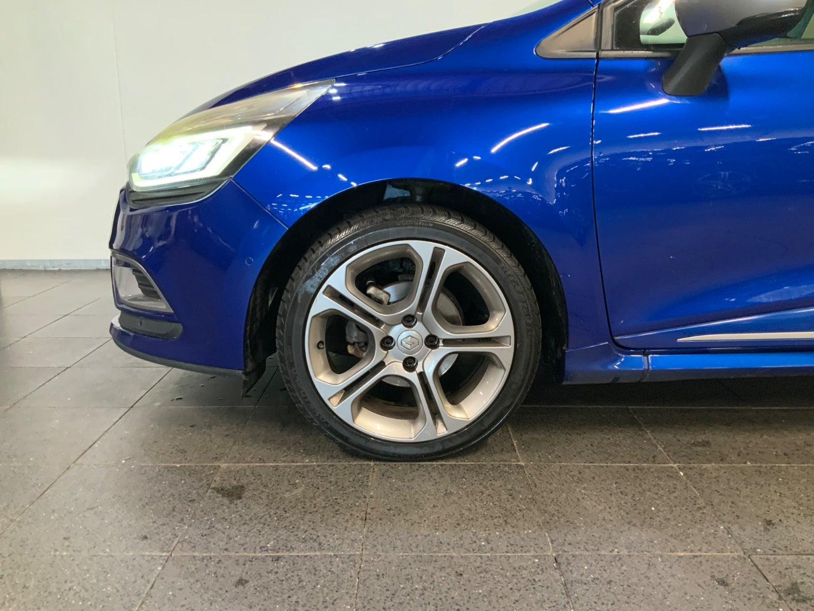 Blå Renault Clio IV fra 2016