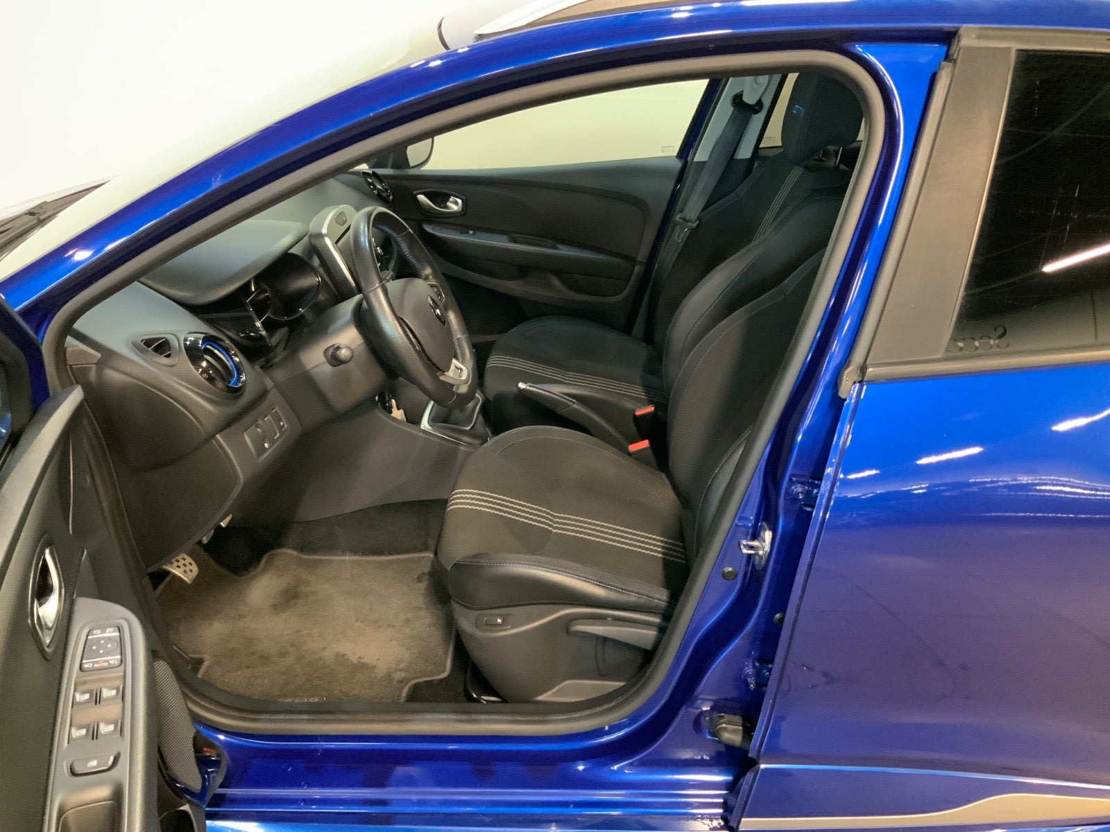 Blå Renault Clio IV fra 2016