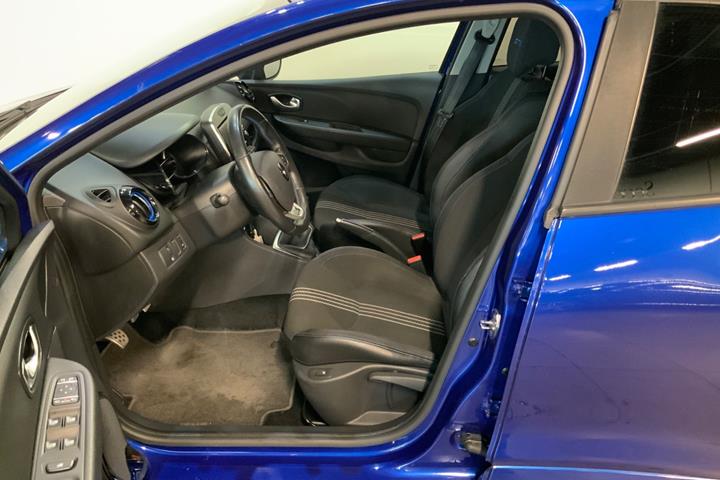 Blå Renault Clio IV fra 2016