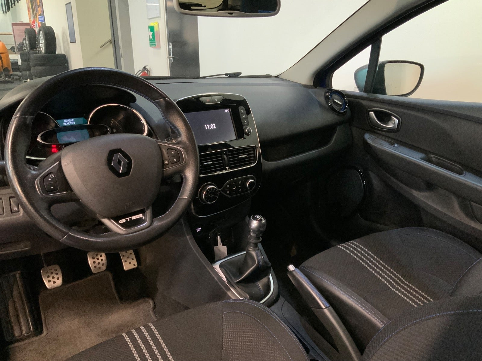 Blå Renault Clio IV fra 2016