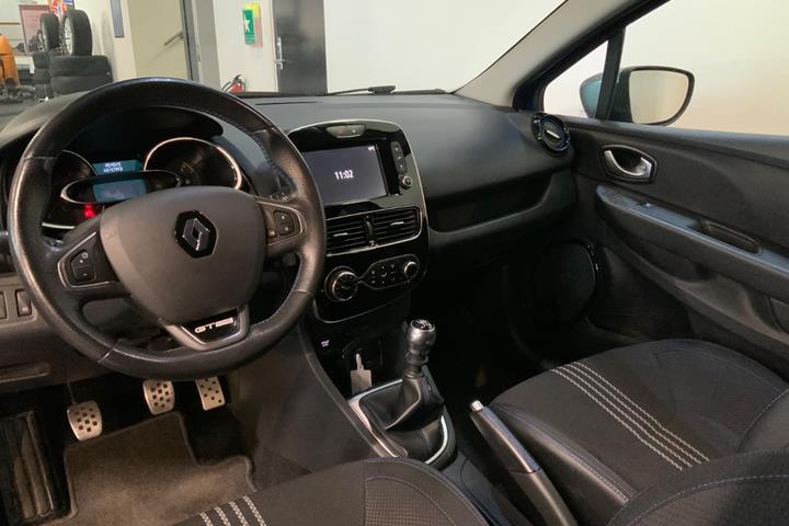 Blå Renault Clio IV fra 2016