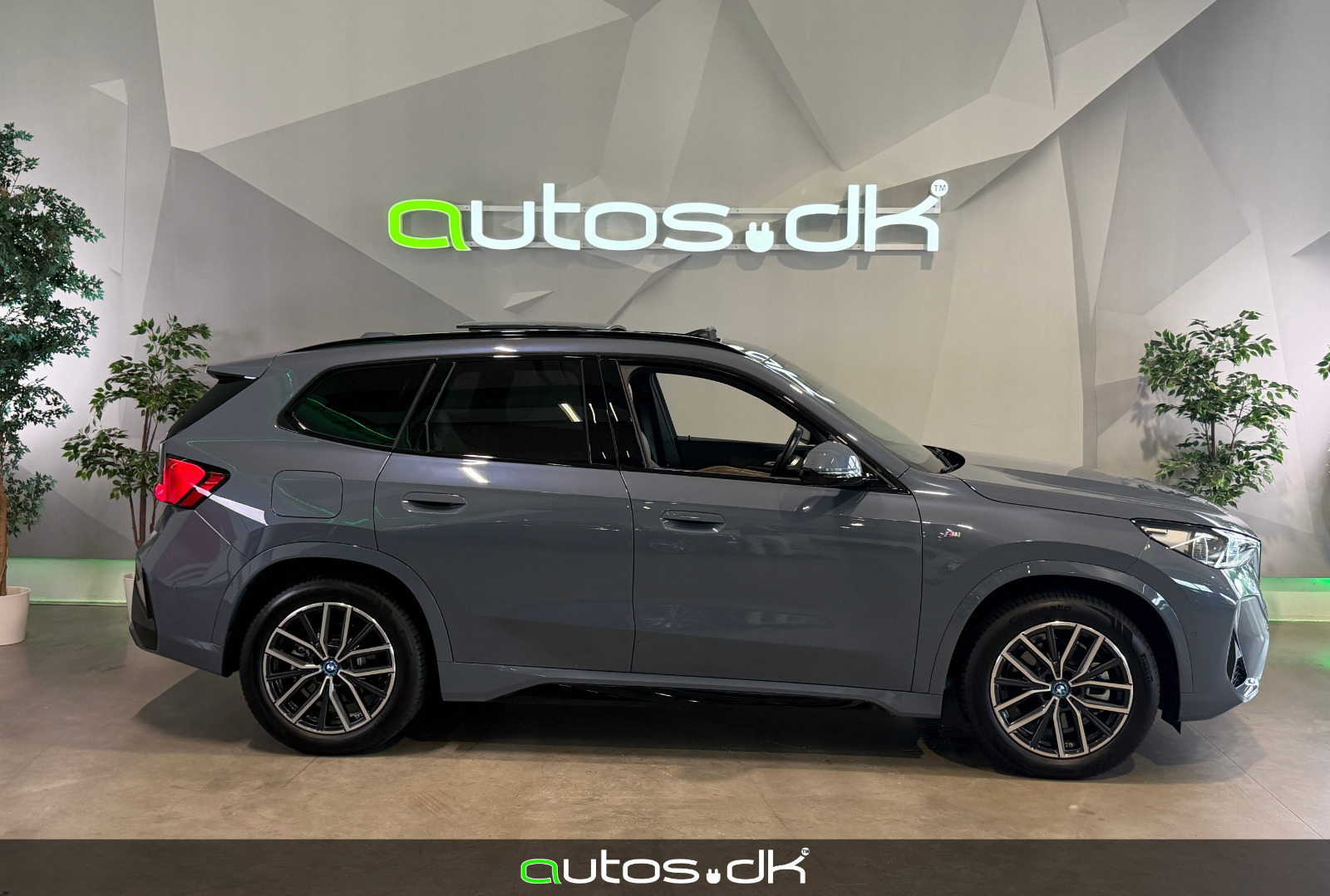 Grå BMW iX1 fra 2023