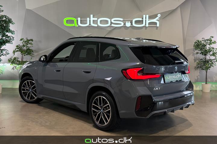 Grå BMW iX1 fra 2023