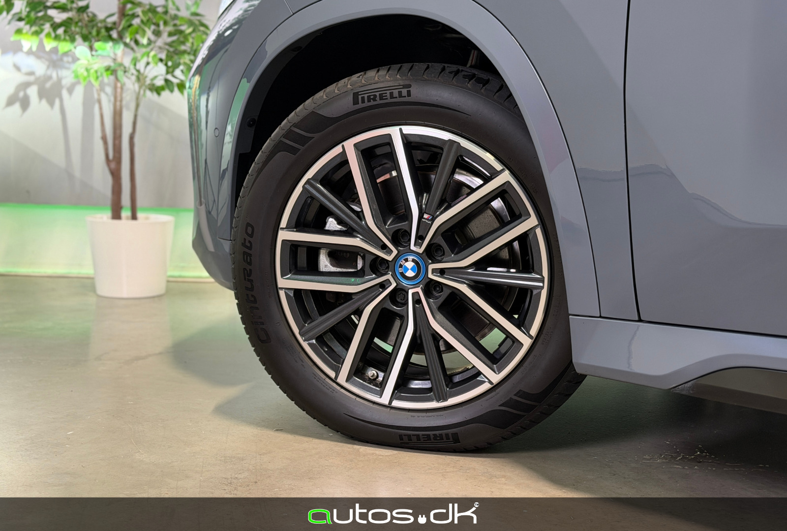 Grå BMW iX1 fra 2023