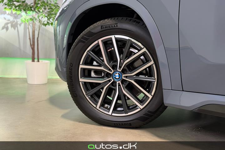 Grå BMW iX1 fra 2023