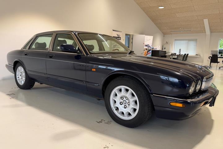 Blå Jaguar XJ8 fra 1998