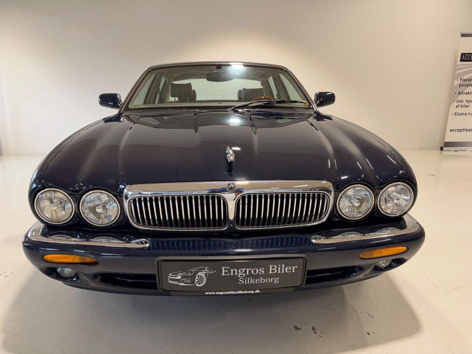 Blå Jaguar XJ8 fra 1998