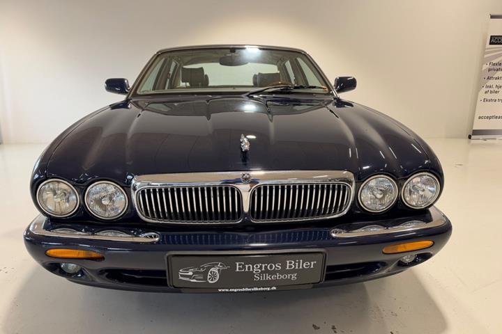 Blå Jaguar XJ8 fra 1998