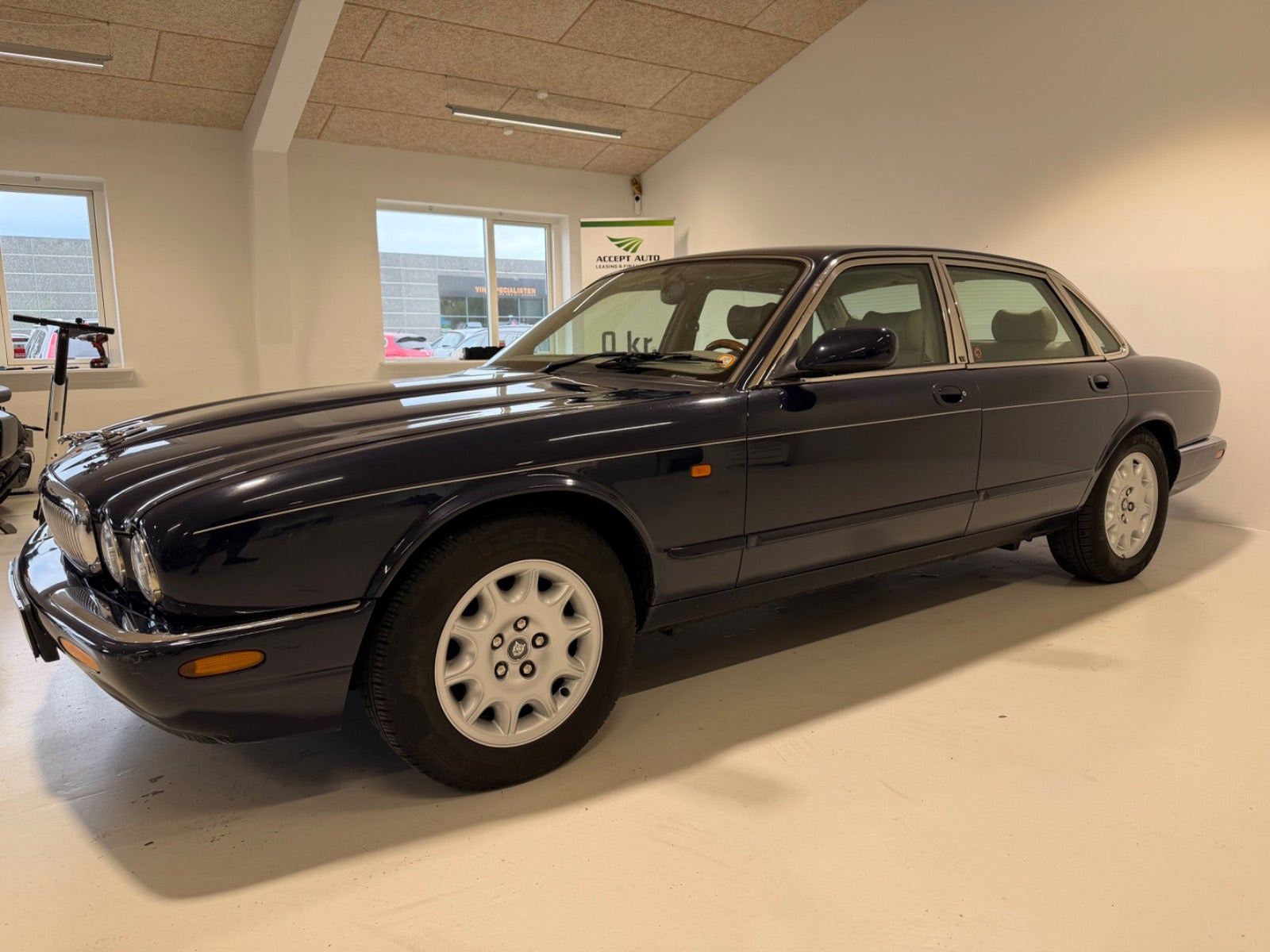 Blå Jaguar XJ8 fra 1998