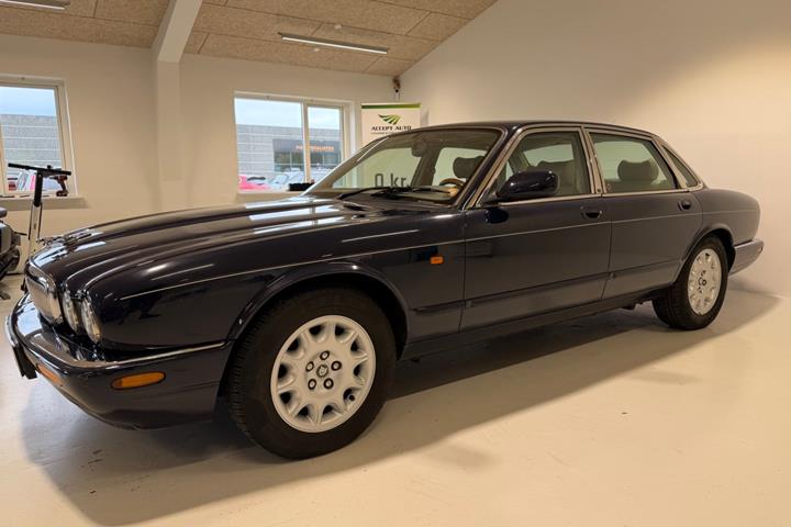 Blå Jaguar XJ8 fra 1998