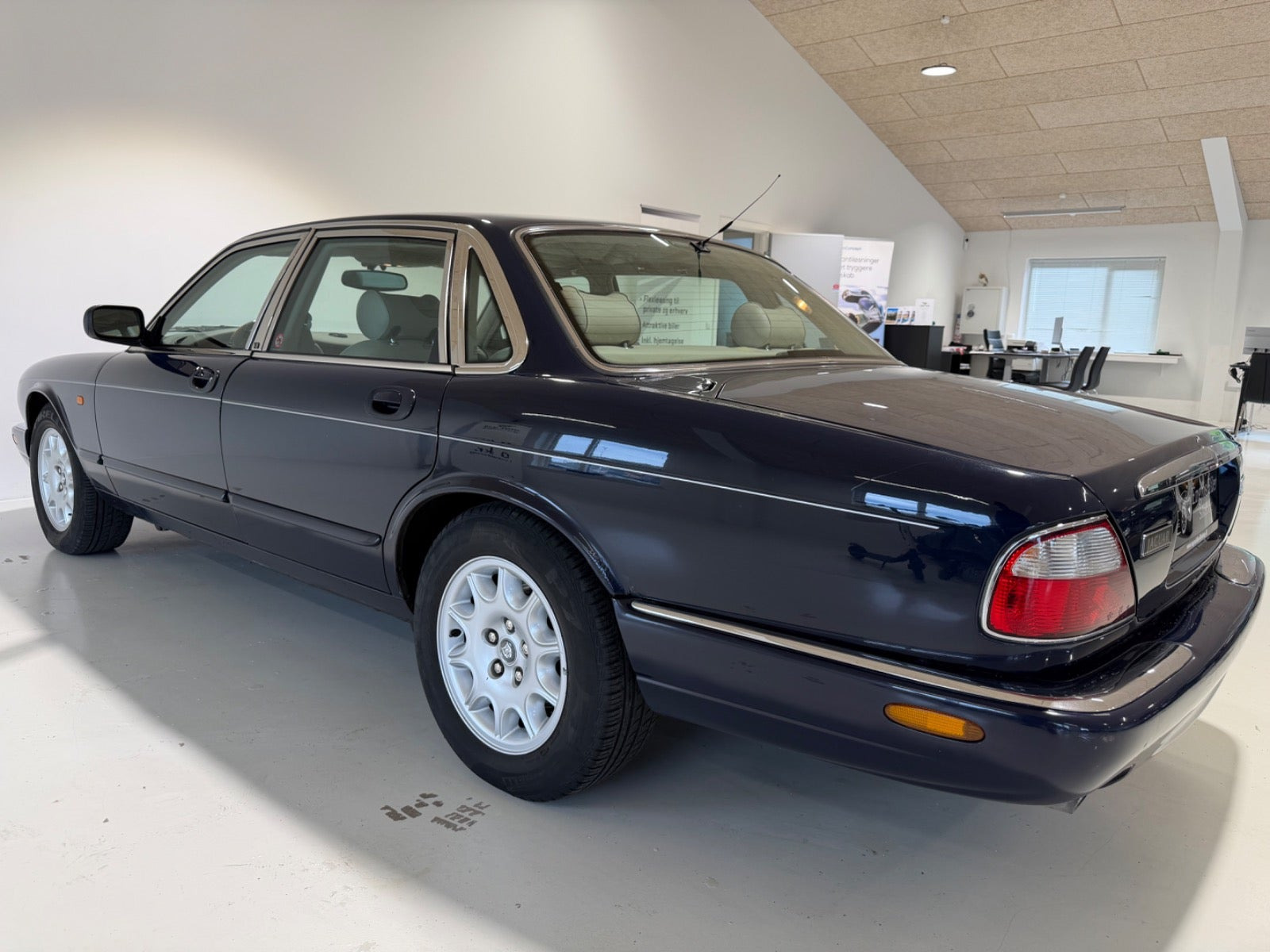 Blå Jaguar XJ8 fra 1998
