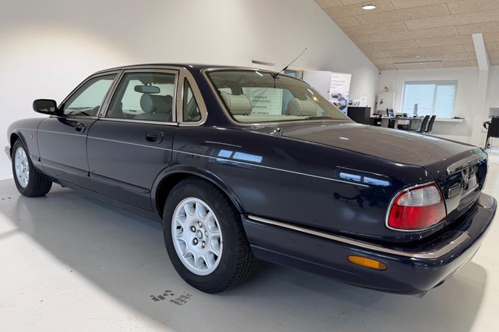 Blå Jaguar XJ8 fra 1998