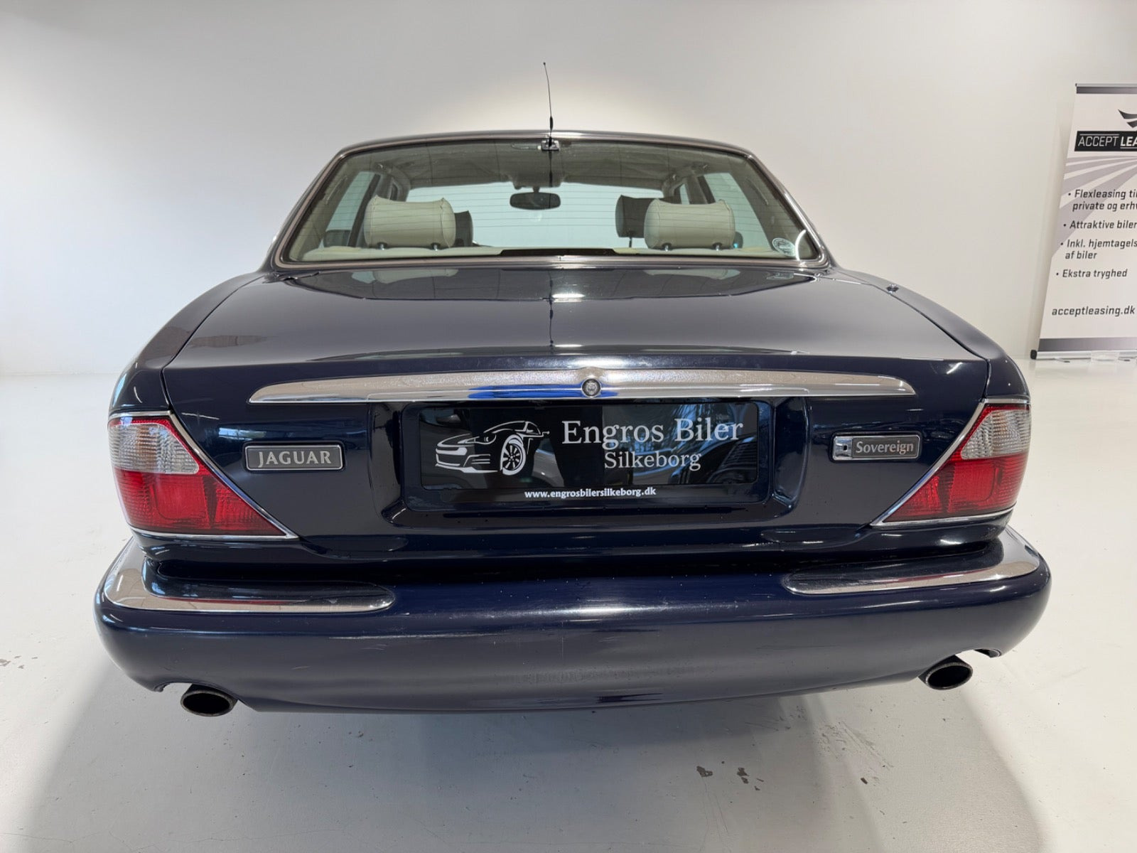 Blå Jaguar XJ8 fra 1998