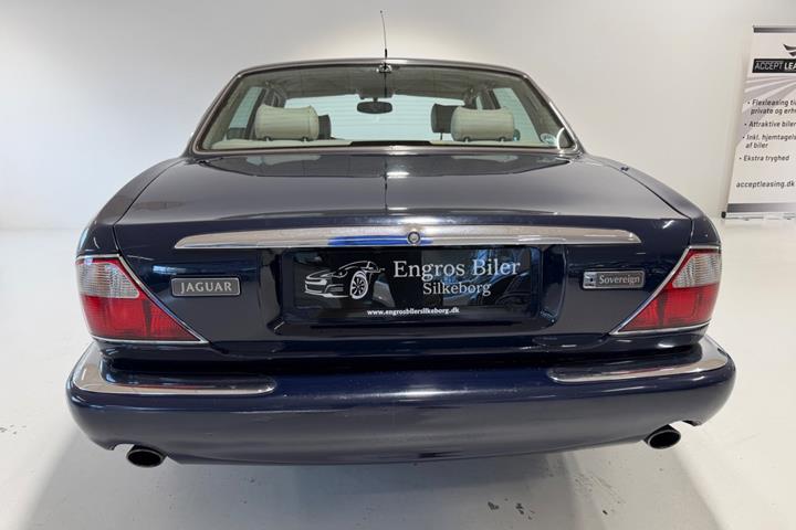 Blå Jaguar XJ8 fra 1998