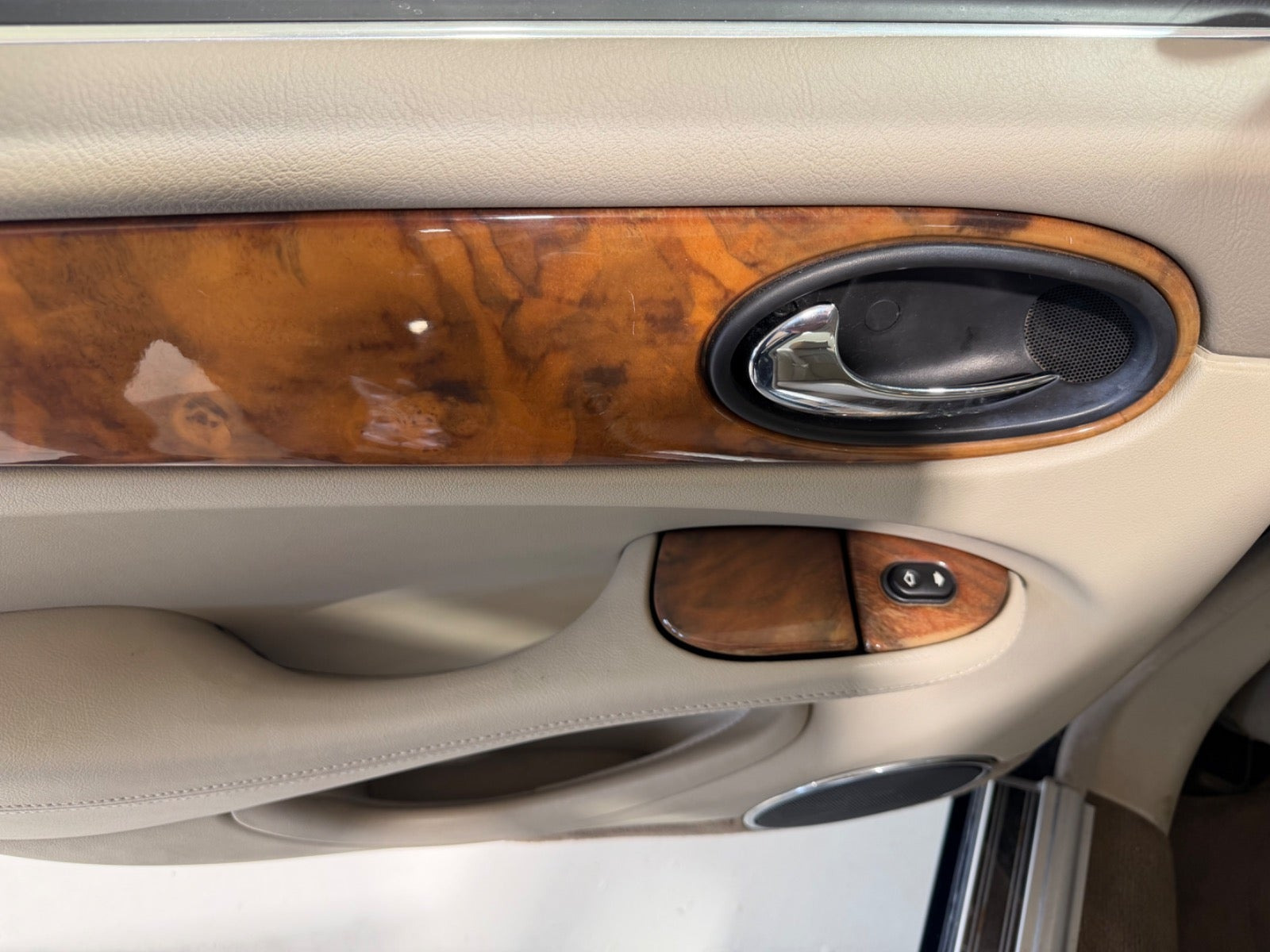 Blå Jaguar XJ8 fra 1998