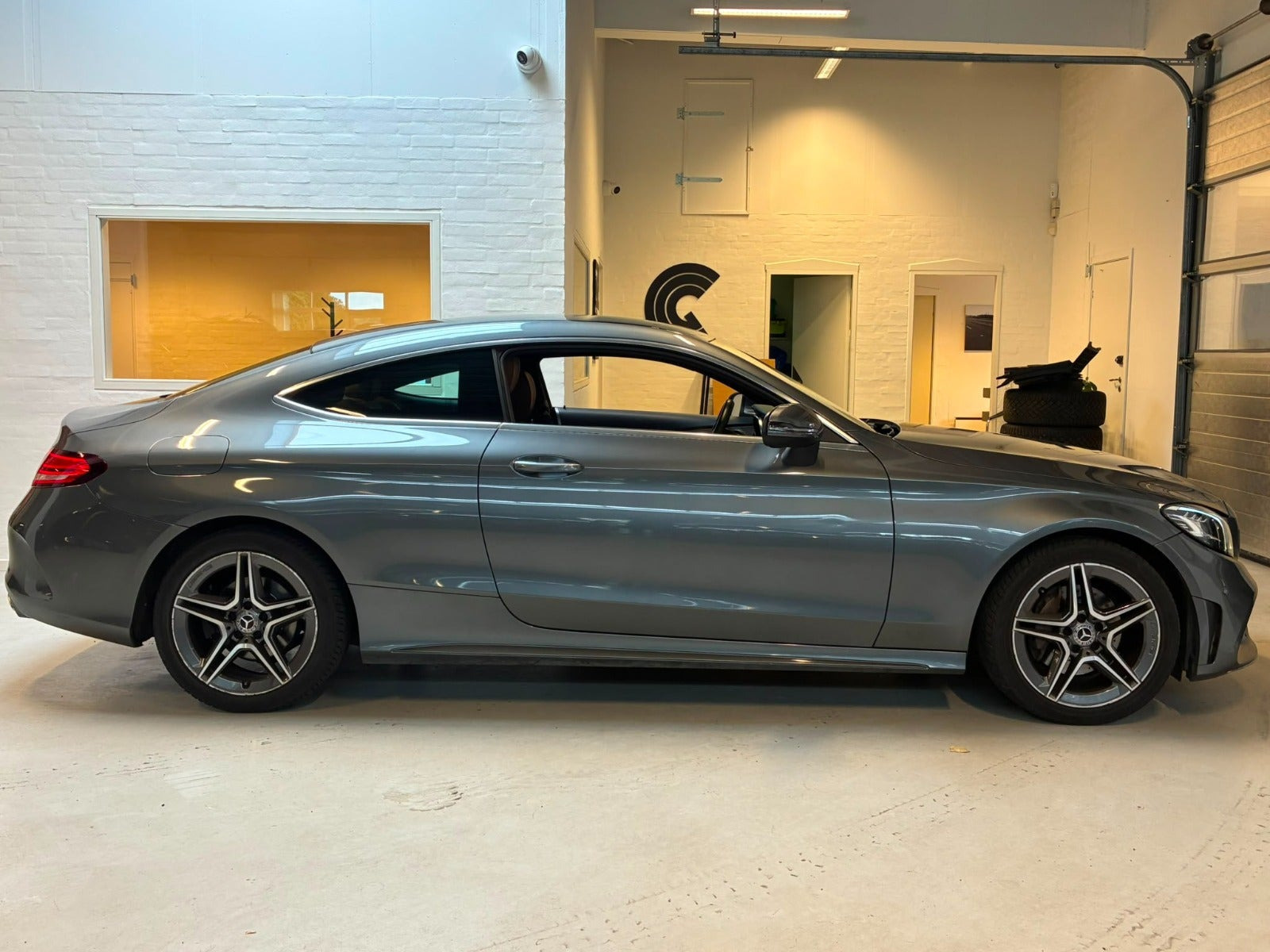 Grå Mercedes C200 fra 2019