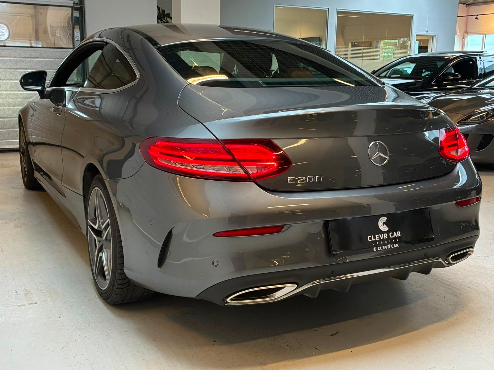 Grå Mercedes C200 fra 2019