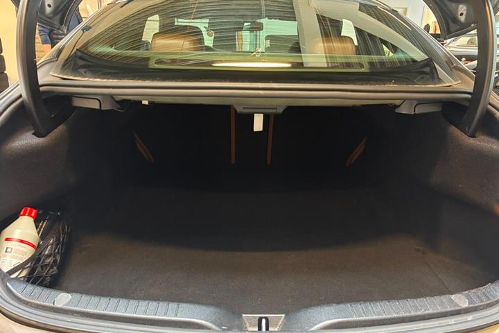 Grå Mercedes C200 fra 2019