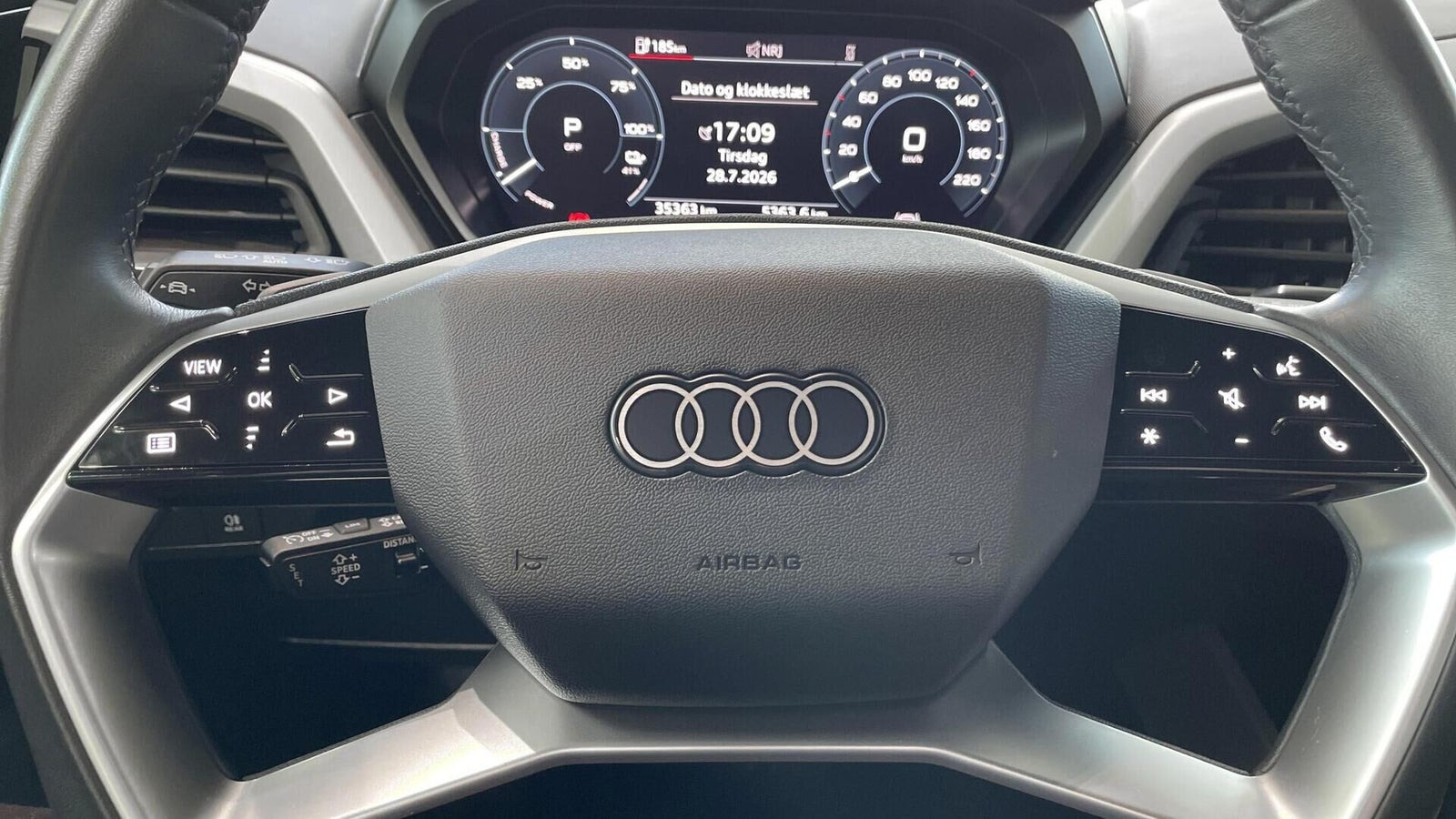 Grå Audi Q4 e-tron fra 2023