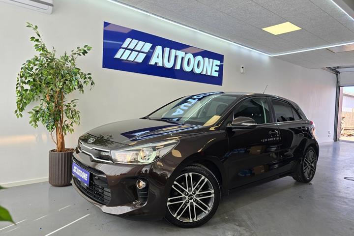 Brun Kia Rio fra 2017 set udefra