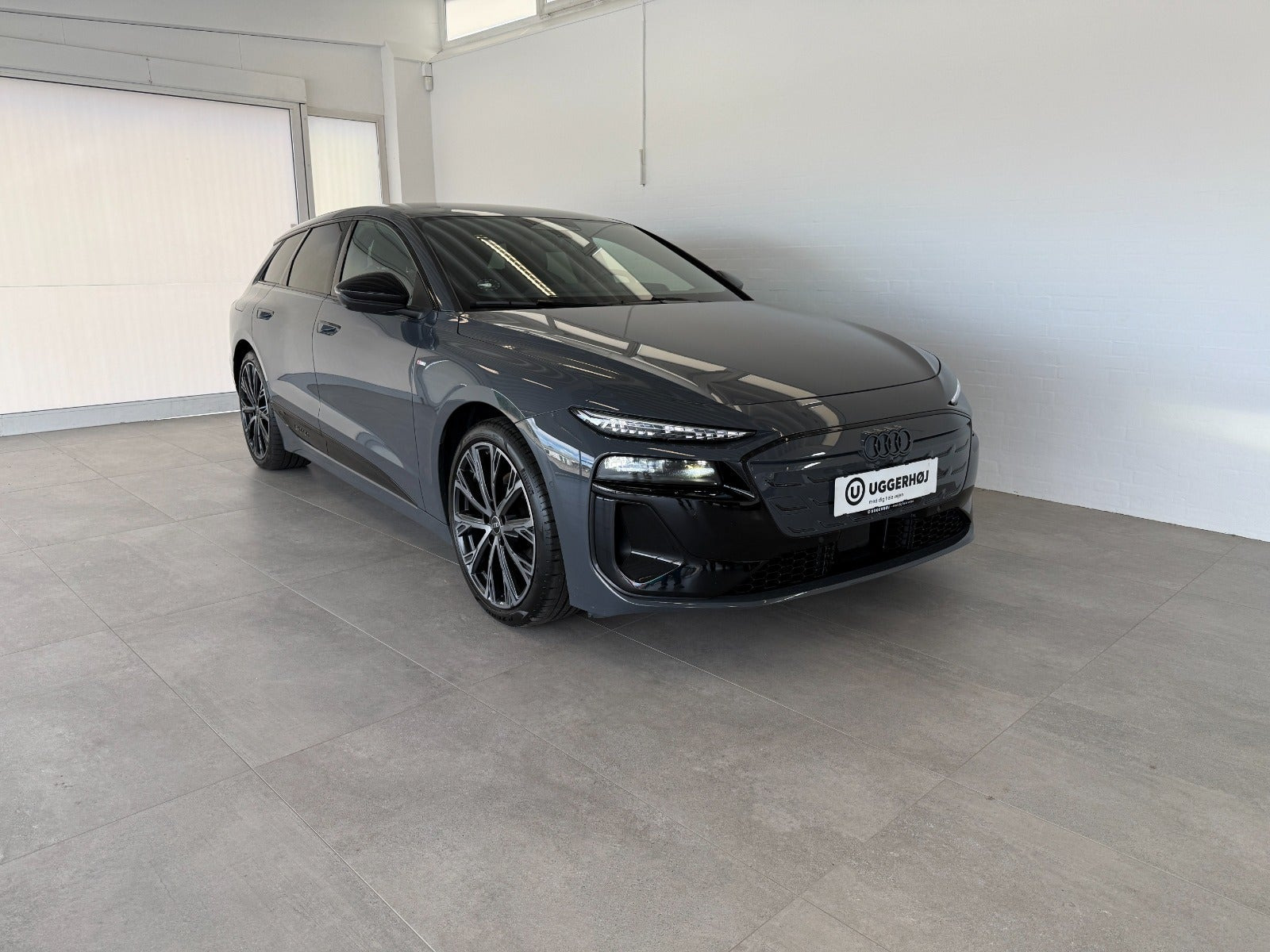 Grå Audi A6 e-tron fra 2025