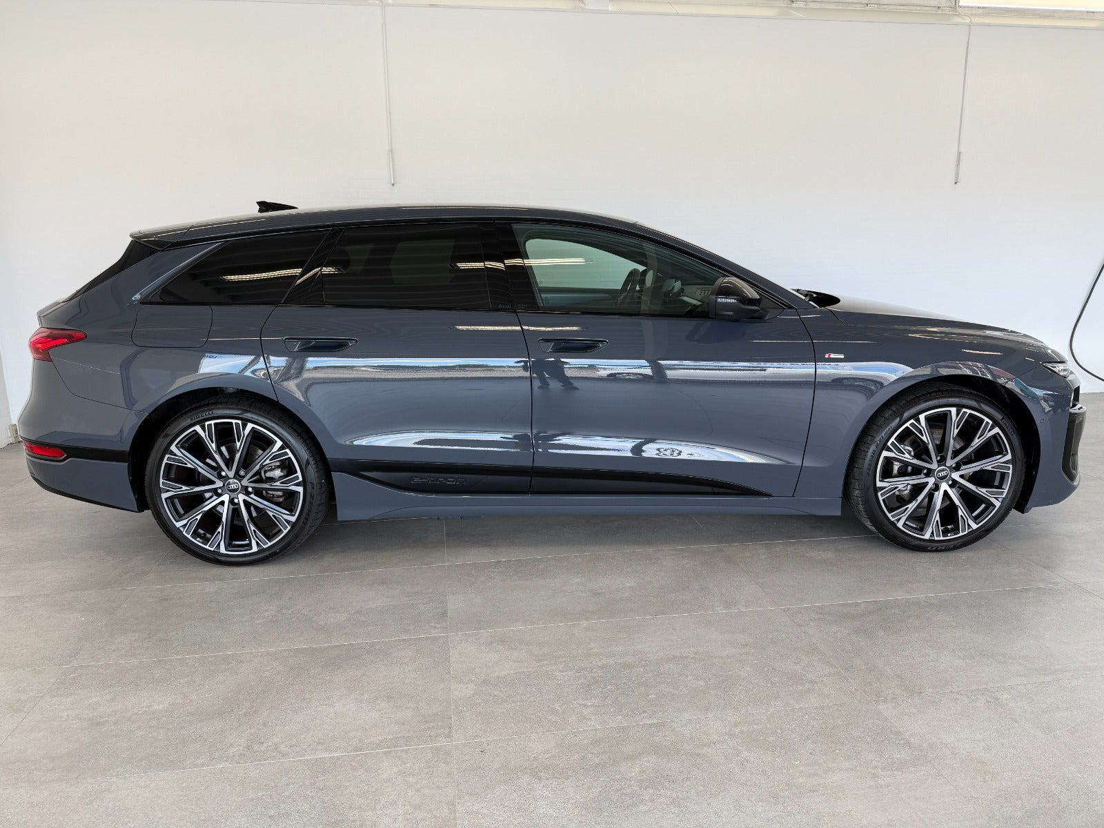 Grå Audi A6 e-tron fra 2025