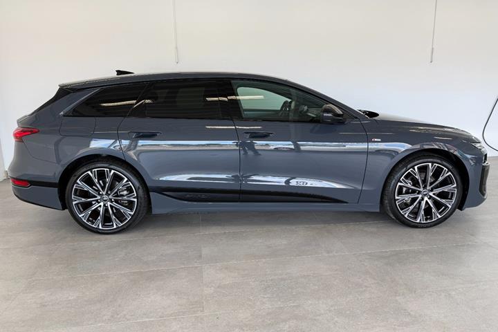 Grå Audi A6 e-tron fra 2025