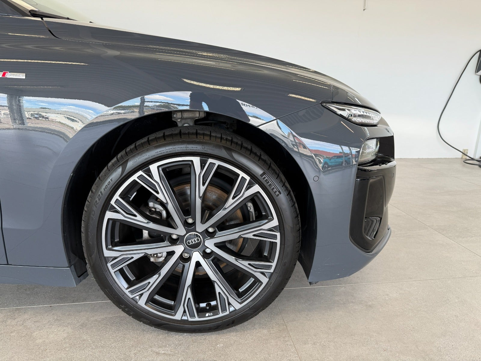Grå Audi A6 e-tron fra 2025
