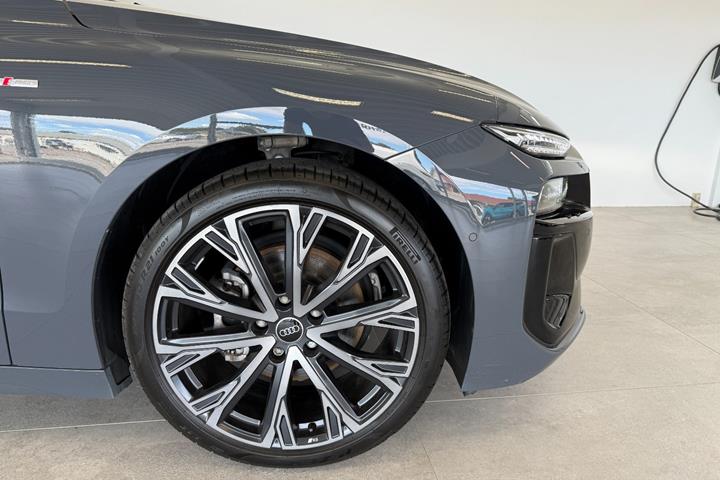 Grå Audi A6 e-tron fra 2025