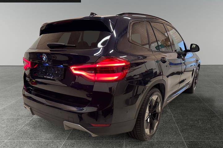 Blå BMW iX3 fra 2021