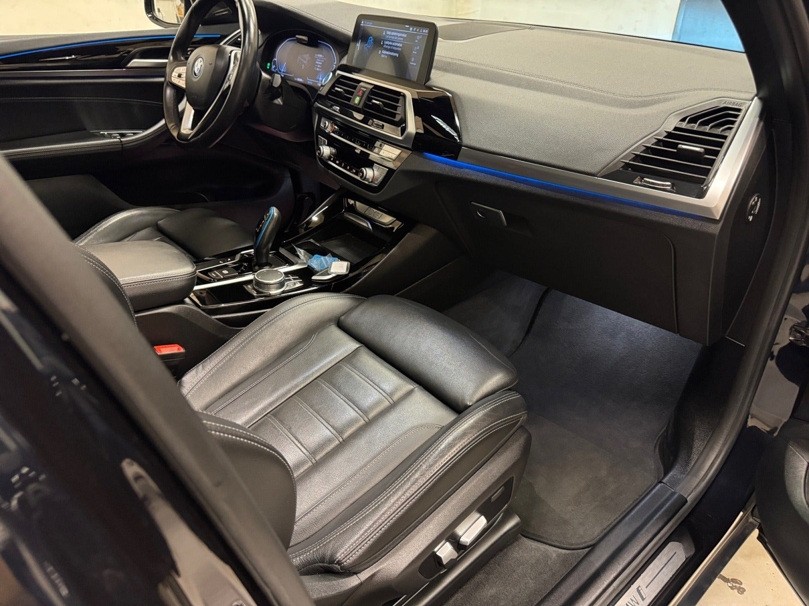 Blå BMW iX3 fra 2021
