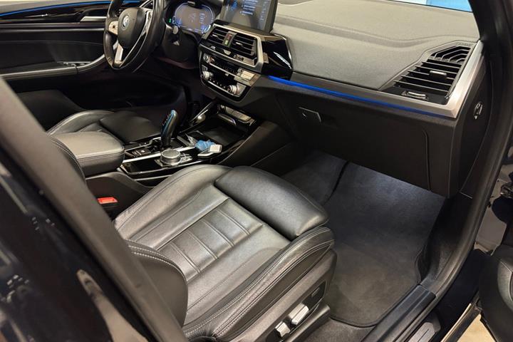 Blå BMW iX3 fra 2021