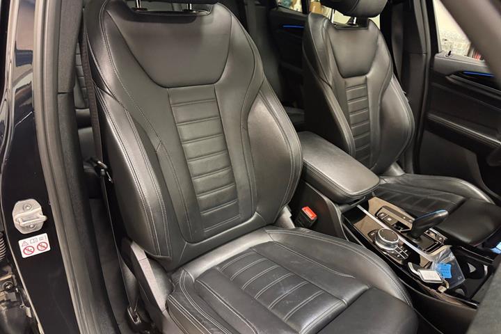 Blå BMW iX3 fra 2021