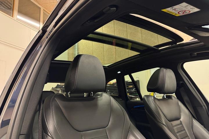Blå BMW iX3 fra 2021