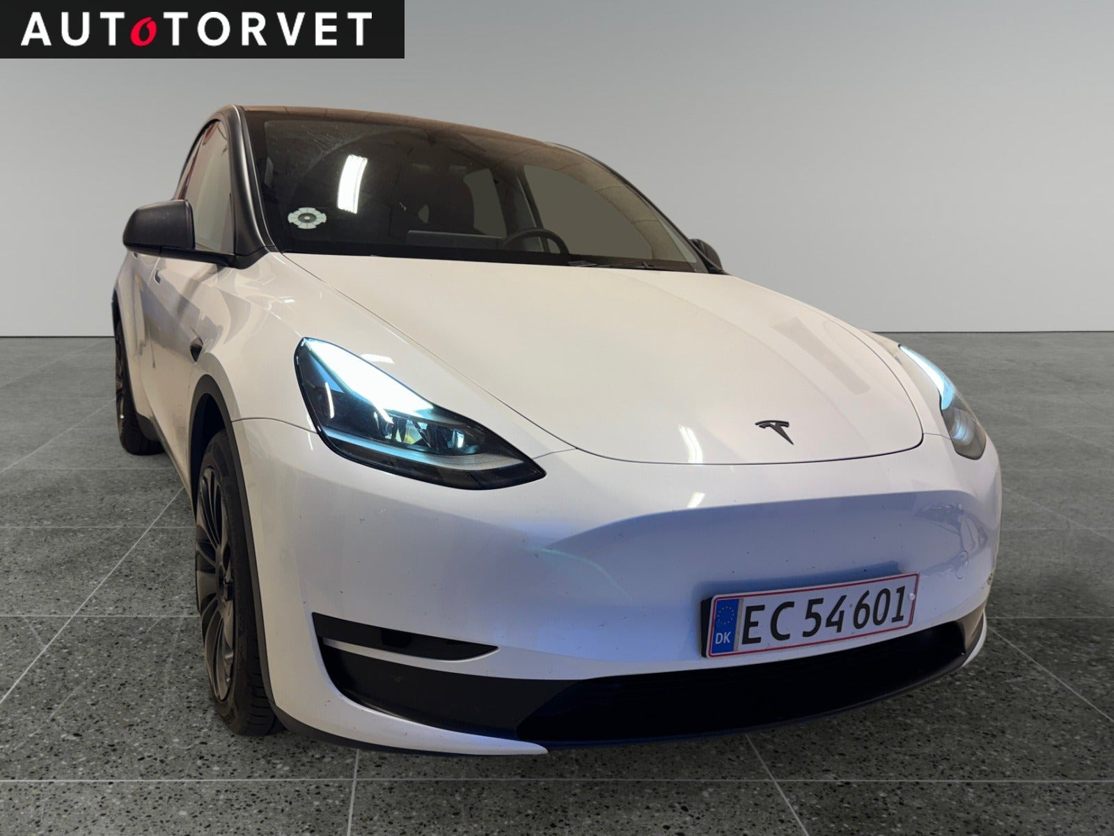 Hvid Tesla Model Y fra 2024