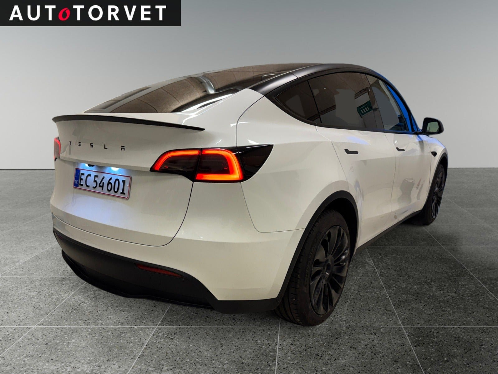 Hvid Tesla Model Y fra 2024