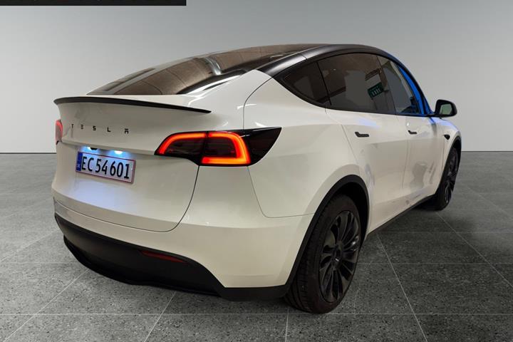 Hvid Tesla Model Y fra 2024