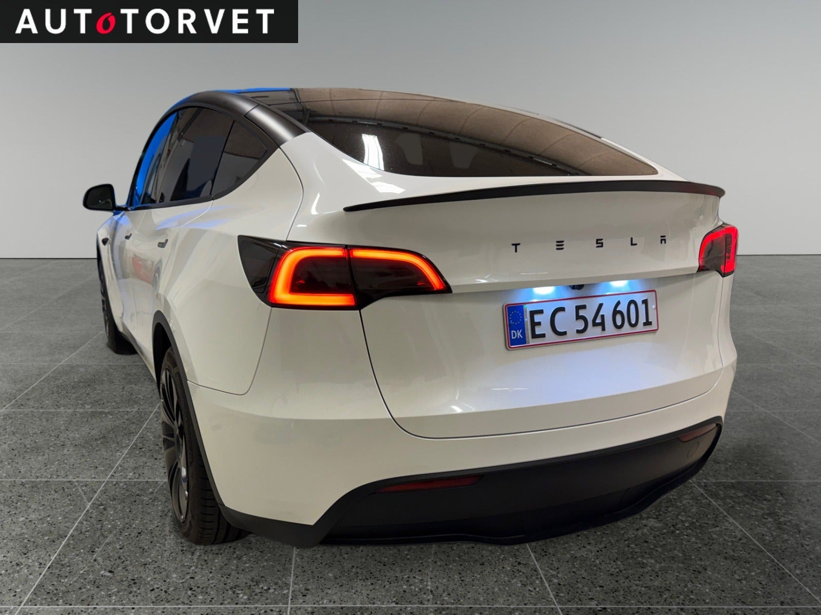 Hvid Tesla Model Y fra 2024