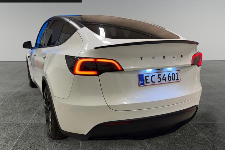 Hvid Tesla Model Y fra 2024