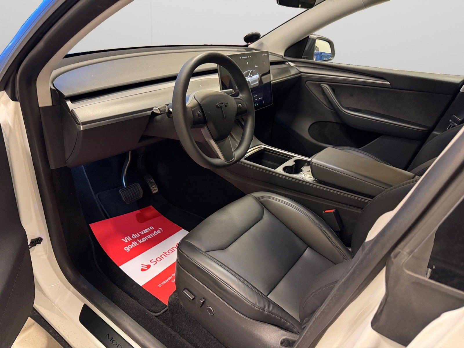Hvid Tesla Model Y fra 2024