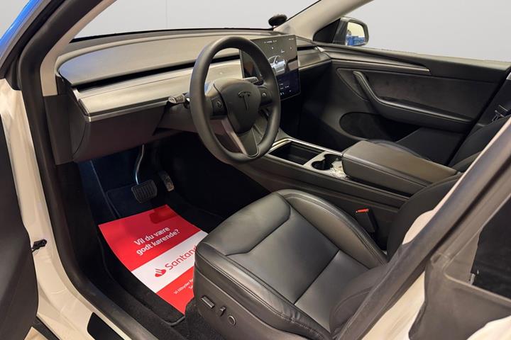 Hvid Tesla Model Y fra 2024