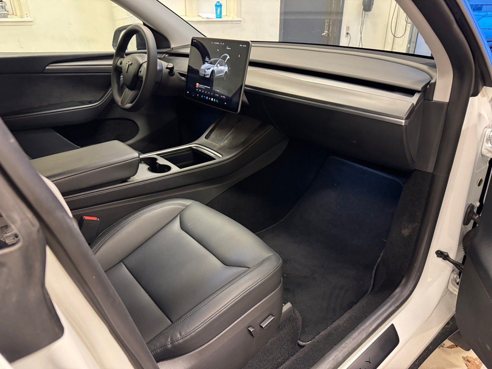 Hvid Tesla Model Y fra 2024