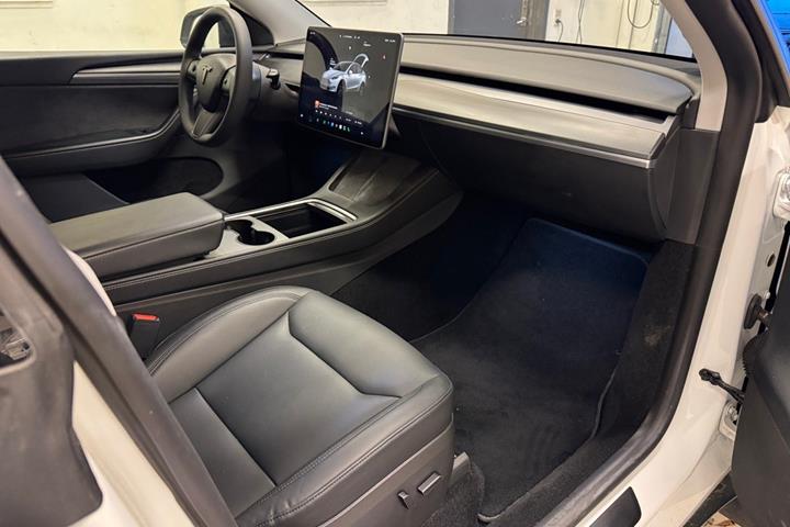 Hvid Tesla Model Y fra 2024