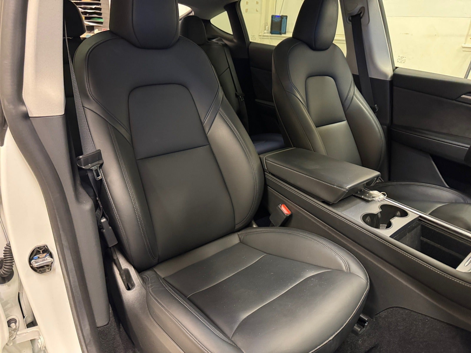Hvid Tesla Model Y fra 2024