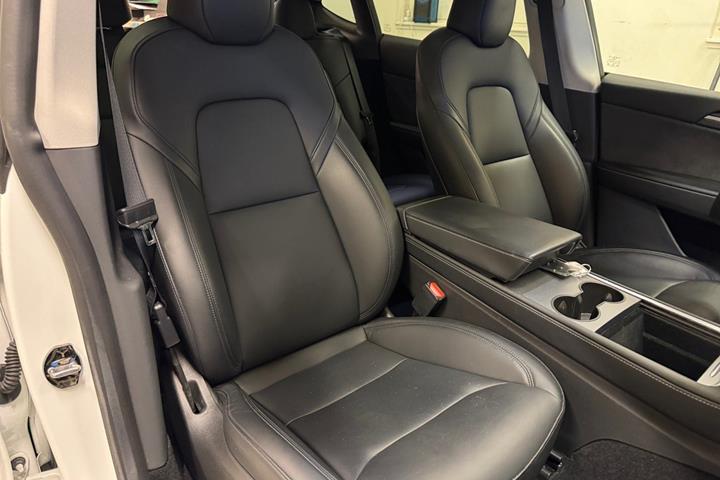 Hvid Tesla Model Y fra 2024